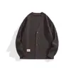 Invierno 2026 Nuevo Suéter Color Café Oscuro para Hombre Holgado Talla Grande Cálido de Botones Cuello en V Estilo Perezoso Moderno Versátil Casual