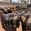 Juego de ropa de cama de cuatro piezas de gasa de doble capa estilo minimalista clase A para maternidad, amigable con la piel para dormir desnudo, sábana y funda de edredón, juego de tres piezas para dormitorio de estudiante