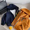 Jaquetas Infantis 2026 Primavera Meninos Tendência Cool com Capuz Corta-Vento Bebê Criança Estilosas Jaquetas para Exterior Meninas Fashion
