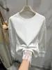 Camiseta de punto grueso cálido de color blanco con cuello redondo y detalles de encaje para mujer, nuevo estilo otoño e invierno 2026, corte holgado, adecuada para usar en capas