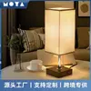 Exclusivo transfronterizo para Amazon Cubierta de tela con carga USB Lámpara de escritorio Cuadrada simple moderna americana Lámpara de escritorio de noche de dormitorio
