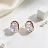 Brincos casuais irregulares de pérola estilo francês transfronteiriços europeus e americanos, design de nicho, novos brincos de luxo leve de alta qualidade para mulheres