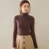 Suéter de Cashmere Feminino Bai Cai Rong Outono/Inverno 2026 com Gola Alta Canelada, Design Versátil, Tricô de Lã