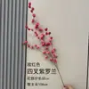 Decoração de Casamento com Materiais Florais Vermelho-Rosa, Folhas Artificiais, Rosas e Arranjos Florais para o Salão do Casamento e Painel de Fundo