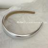 Diadema Minimalista Plateada de Cuero Sentimiento Avanzado Temperamento Combinable Color Sólido Salida Banda para la Cabeza Superior Craneal Alta Lavar Cara Presión Cabello Sello