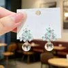 Aretes Redondos Transparentes con Goteo de Aceite de Flor Pequeña Frescos y Delicados, Aretes Colgantes de Tres Flores Azul Claro y Amarillo Estilo Coreano para Chica Dulce