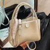 Bolso de mano de seda a la moda para mujer, nuevo y elegante bolso tote tipo cubo vintage con un toque de alta gama, bolso cruzado de gran capacidad, diseño simple
