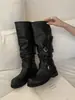 Botas compridas Chuyuji estilo coreano com fivela para mulheres, novo modelo outono e inverno 2026, bico redondo, estilo equitação, salto grosso, emagrecedor, abaixo do joelho