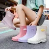 Botas de lluvia para mujer estilo coreano caña media-baja moda simple caña corta forro polar cómodo impermeable para lavar el coche cocina zapatos de goma para agua venta al por mayor