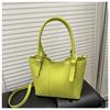 Bolso pequeño popular de este año 2025 nuevo bolso de mujer sensación de alta gama retro combinable bolso bandolera moda bolso de cubo portátil