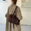 Bolso tote, bolso ligero de lujo para el commute, estilo nuevo, casual y a la moda, gran capacidad, diseño con tachuelas, bolso de un solo hombro 2026