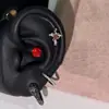 Chica Caliente Dulce Estilo Fresco Uña de Hueso de Oreja Curva Forma de Serpiente con Diamante Rojo Stud para Oreja Huazi Pistola de Studs para Oreja Hebilla de Oreja de Serpiente Negra Aretes de Diamante