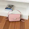 Bolsa de ombro casual de nicho da moda, novo modelo de verão 2026, bolsa transversal de grande capacidade para o dia a dia das mulheres