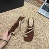 Sandálias de salto anabela com poá estilo francês para mulheres, novos sapatos de salto alto para o verão de 2026, sandálias slip-on com fivela de metal afuniladora