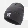 Nuevo Gorro de Punto con Cara Sonriente Transfronterizo con Etiqueta de Cuero, Gorro de Punto Unisex para Otoño e Invierno, Disponible en Stock Color Sólido, Hace que la Cara Parezca Más Pequeña