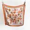 Diseño estilo coreano, pañuelo cuadrado con estampado de fresas fresco y lindo, bufanda decorativa versátil para el cuello, pañuelo elegante para la cabeza para mujeres