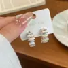 Pendientes de Aro Únicos y Hermosos con Esmalte Plateado 2026 Nuevo Estilo Caliente Sensación de Alta Gama Lujo Ligero Temperamento Pendientes de Botón Pendientes para Mujer