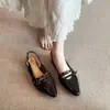 Sandalias cerradas de punta fina con remaches estilo retro para mujer, nuevo modelo 2026, suela plana, una correa con hebilla, destalonadas, suela suave, adecuadas para ir al trabajo