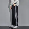 Pantalones deportivos para hombre, nuevo modelo de otoño, pantalones largos de tres rayas, forro polar de invierno, pantalones casuales engrosados, lisos, de pierna recta, con dos aberturas