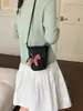Bolsa Pequena de Couro Macio para Celular Feminina, Bolsa Pequena Transversal, Novo Modelo Primavera/Verão 2026, Estilo Vertical com Pingente de Cavalo Pequeno, Bolsa Pequena Transversal de Ombro Único