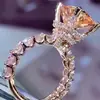 Novo Anel de Diamante Moissanite Simulado de Venda Quente Transfronteiriça Luxo Leve Anel Quadrado Almofada Totalmente Cravejado com Diamante Champagne para Mulheres Venda por Atacado Mulheres