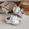 Tênis Esportivo Feminino 2026 Primavera/Outono Novo Estilo Estilo Ballet Infantil Tênis de Treino Alemão Solado Macio Meninas Cadarço Laço Sapatos Individuais