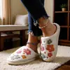 Pantuflas de Algodón Directamente de la Fábrica Fuente, Suministro en Stock, Diseños Florales Bordados para Hombres y Mujeres, Pantuflas Peludas de Otoño e Invierno, Envío Directo de Una Pieza