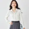 Camisa branca de manga comprida com gola de renda, estilo casual, novo design de moda para o outono de 2026, top para mulheres
