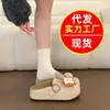 Decoración de Muñeca Oso Tostado Chanclas Birkenstock de Suela Gruesa para Mujer Otoño 2026 Nuevo Retro Transpirable Ropa de Exterior con Chanclas de Falda