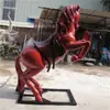 Esculturas de Animales Personalizadas de Fibra de Vidrio - Decoraciones de Caballo Galopante de Alto Nivel en Rojo y Dorado para Escaparates de Tiendas de Año Nuevo Corporativas/Centros Comerciales
