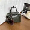 2026 Nuevo Bolso Almohada Boston Estilo Maillard para Mujer Bolso de Mano Retro Bolso de Hombro Cruzado Decoración de Bola de Pelo para Viajes Diarios