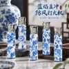 Isqueiro de charuto cilíndrico com imitação de madeira e braço giratório, apresentando design à prova de vento inflável, chama azul metálica e aparência moderna e elegante, perfeito para homens e personalizável com gravações