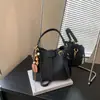 Bolsa Tote Pequeña Diversa para el Día Laboral para Mujer 2026 Nuevo Otoño Retro para Viajar al Trabajo Bolso de Hombro Único Versátil Bolso Cruzado Tipo Cubo