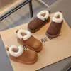 Botas de neve infantis estilo retrô, nova coleção outono/inverno 2026, sapatos de algodão modernos e versáteis para crianças, com forro de fleece adicionado para aquecimento