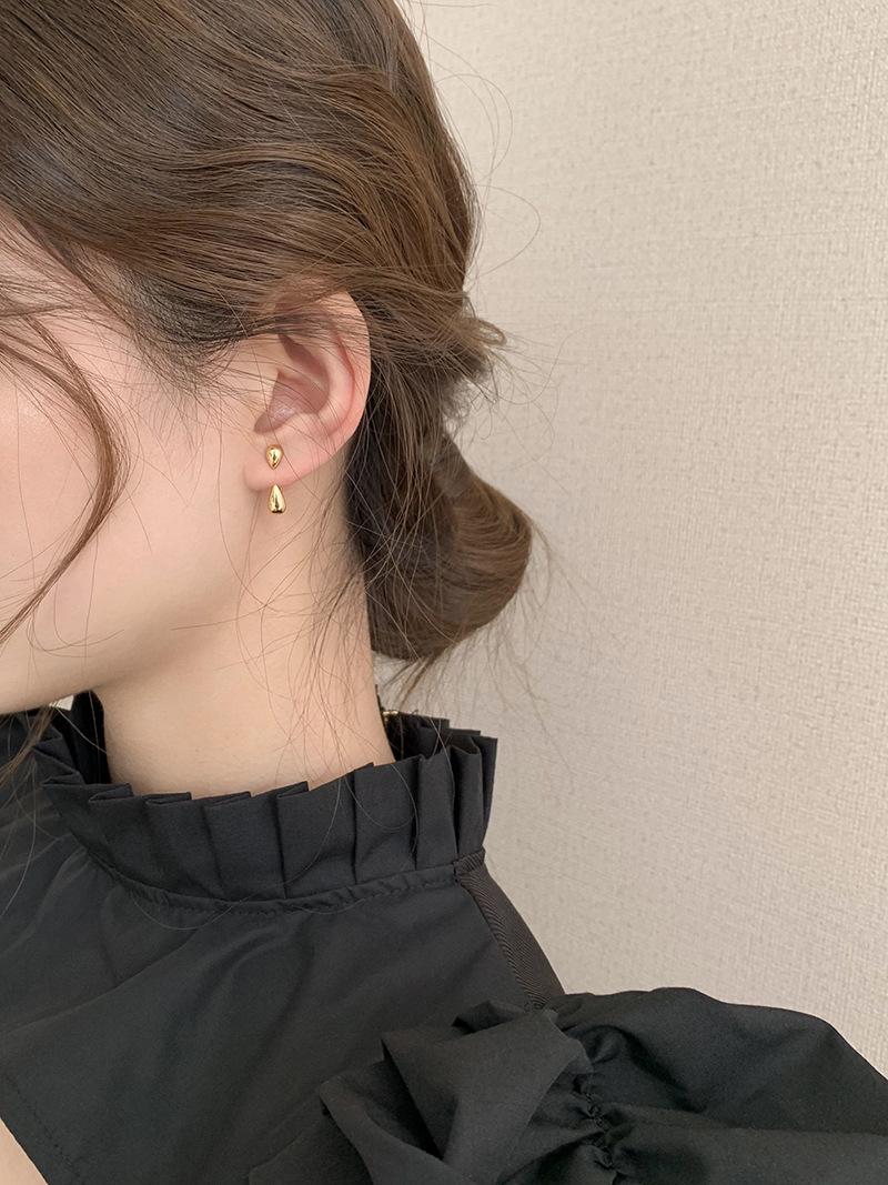 复制_【迷度】S925银针简约小巧光面水滴耳钉.jpg