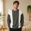 Suéter de punto grueso con bloques de color y cuello redondo para hombre de otoño e invierno, suéter de punto trenzado retro, estilo holgado y relajado, jersey cálido
