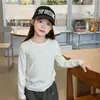Camiseta interior ligera de fibra proteica para niños ~ top de estilo coreano ajustado para niñas, suave y cómoda con una sensación como de nube, con cuello redondo y estampado de letras