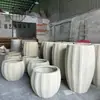 Jardineras exteriores de fibra de vidrio, disponibles en varios estilos con moldes de logotipo personalizables, son ideales para paisajismo y arreglos florales en oficinas de ventas y vestíbulos de hoteles.