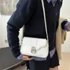 Bolsa Feminina Casual Cor Sólida 2025 Nova Retro Grande Capacidade Fecho de Metal Flip Bag Comutador Crossbody Axila