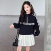 Conjunto de Sudadera para Niñas Primavera y Otoño 2026 Nuevo Estilo Coreano Bloque de Color Sudadera con Media Cremallera y Conjunto de Falda para Niños Mayores