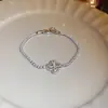 Pulseira de Zircônia Flor Redonda Verde Estilo Europeu e Americano, Sensação de Luxo Leve e de Alta Qualidade, Acessório de Mão Doce e Versátil para Mulheres