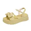 Sandalias de Suela Gruesa con Lazo de Perlas 2026 Verano Nuevo Estilo Zapatos de Tacón Bajo de una Sola Tira Versátiles para Uso Exterior Estilo Hada para Mujeres