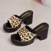 Chinelos de Plataforma Europeus e Americanos para Mulheres, Sapatos Femininos com Padrão Listrado Vermelho, Chinelos Coloridos de Verão 2025 para Comércio Exterior com Solado Grosso, Tamanho Grande