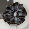 Scrunchie de Tecido Xadrez Cor de Café Estilo Coreano com Quatro Camadas para Mulheres, Elástico de Cabelo Elegante para Coque ou Rabo de Cavalo Baixo, Acessório de Cabelo
