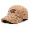 Chapéu de Lã de Cordeiro Quente Feminino para Outono e Inverno com Bordado de Laço Fashionável Boné de Beisebol de Lã de Urso para Afinar o Rosto