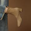 Botas Curtas Simples Versáteis Elásticas Slim de Veludo Fosco Importadas Bico Quadrado Salto Grosso com Zíper Traseiro Confortáveis Inverno 2025