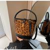 Bolso pequeño de color contrastante para otoño e invierno, para combinar con todo, novedad de 2024, popular bolso cruzado con estampado de leopardo, bolso de cubo portátil superpopular