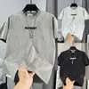 Nueva camiseta de manga corta tie-dye bordada con letras para hombre, top casual de media manga moderno y a la moda, de lujo ligero