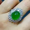 Anel Grande de Cabochão de Calcedônia Verde Gelo de Alta Qualidade com Ágata Luxuosa Inlaid, Comparável ao Anel de Diamante Completo de Jade
