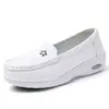 Suministrado directamente por el fabricante, zapatos de enfermera de color liso para mujer, de suela gruesa, con amortiguación de aire para verano, de suela blanda, antideslizantes, cómodos, específicamente para el trabajo en el hospital